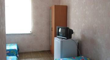 Фото номера Трехместный номер с видом на горы Гостиница Сосновый двор  г. Ольгинка 3